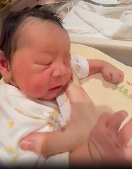 新生児のくしゃみ