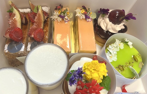 夫が買ってきたケーキ