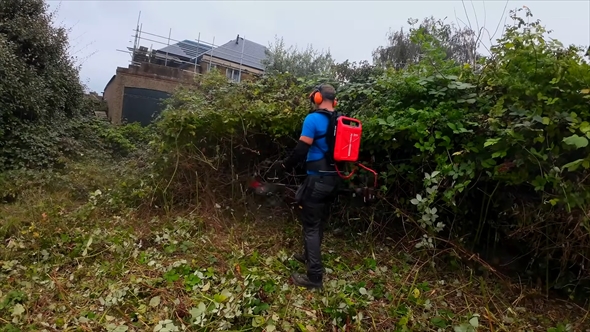 96歳のおばあちゃんが住む家の、草木が生い茂った庭を大掃除