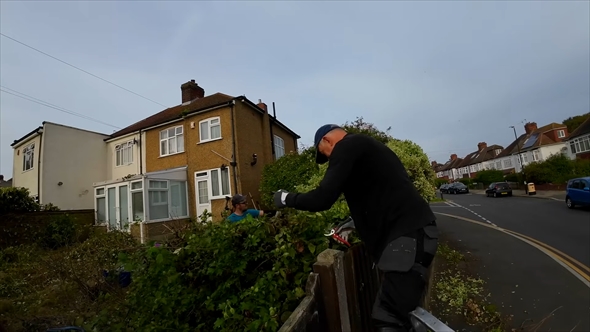 96歳のおばあちゃんが住む家の、草木が生い茂った庭を大掃除