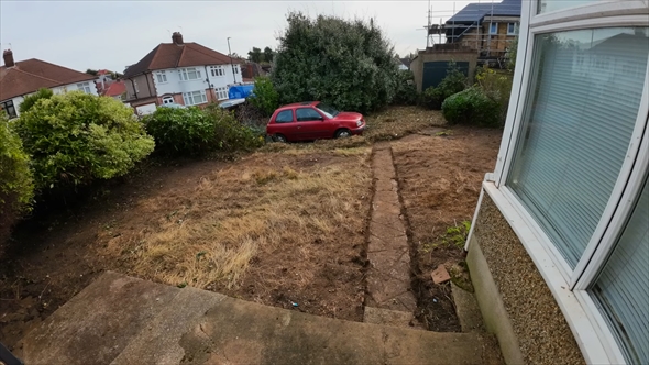 96歳のおばあちゃんが住む家の、草木が生い茂った庭を大掃除