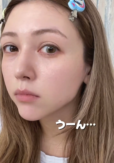 明るめのカラーコンタクトを装着