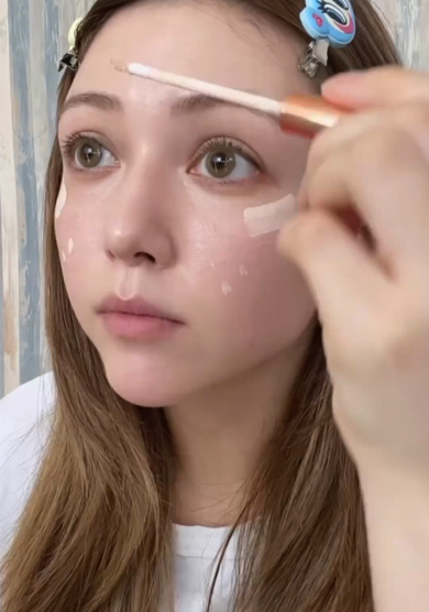 ベースメイクを完成させます