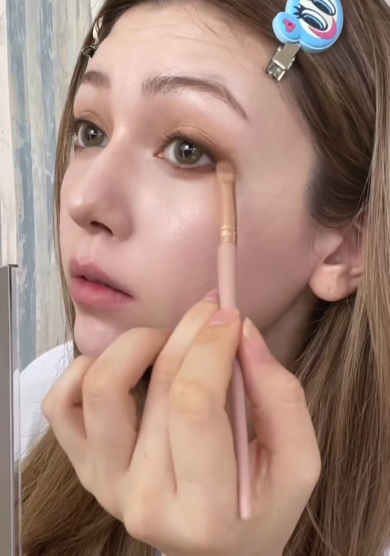 西野カナの写真を参考にアイメイク