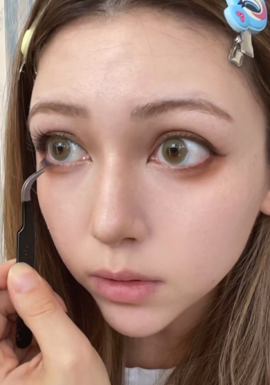 垂れ目になるよう、下まつ毛にもつけまつ毛を付けます