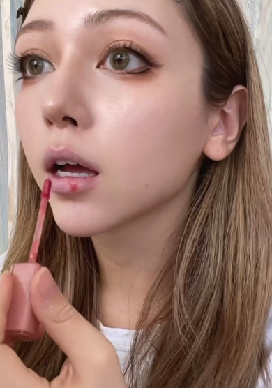 ピンクのリップを塗ります