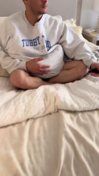 服の中に何かを入れている父親