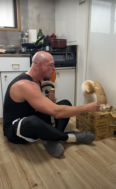 芋を取りあう飼い主と猫