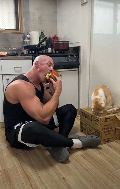 芋を取りあう飼い主と猫