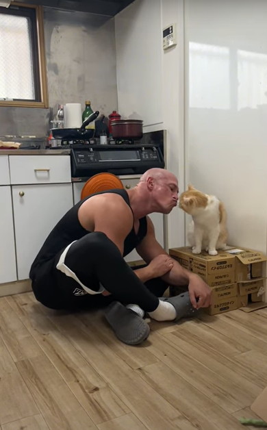 芋を取りあう飼い主と猫