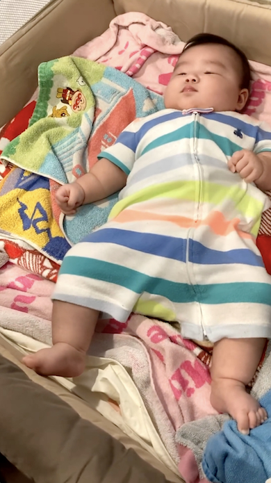 「どーん」で足を上げる赤ちゃん