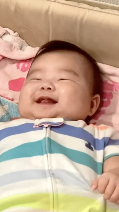 「どーん」で足を上げる赤ちゃん