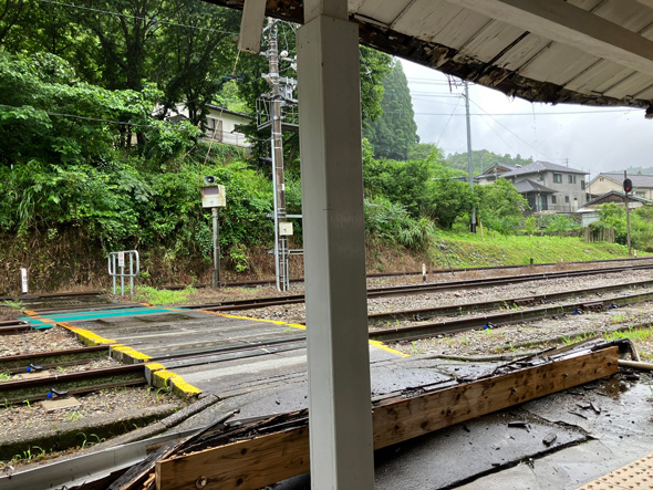 JR四国 大田口駅 天井 落ちてきた 庇 落下 木造 老朽化