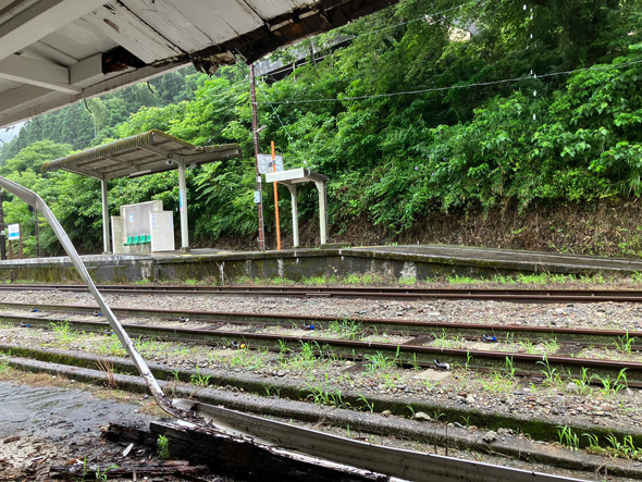 JR四国 大田口駅 天井 落ちてきた 庇 落下 木造 老朽化