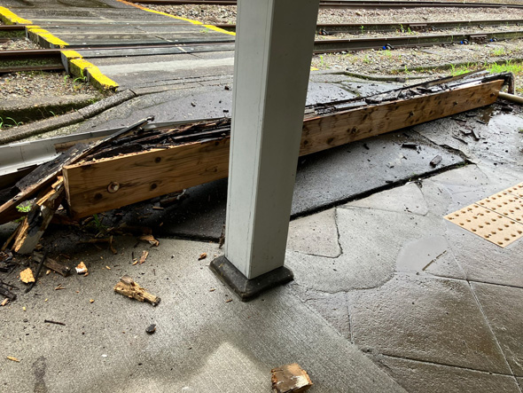 JR四国 大田口駅 天井 落ちてきた 庇 落下 木造 老朽化