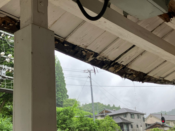 JR四国 大田口駅 天井 落ちてきた 庇 落下 木造 老朽化