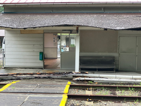 JR四国 大田口駅 天井 落ちてきた 庇 落下 木造 老朽化