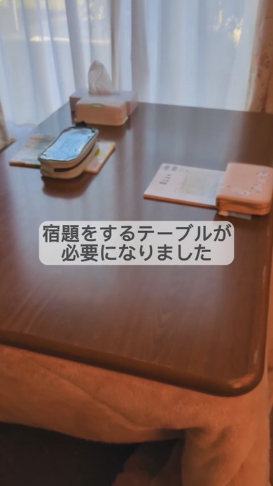 勉強部屋に置くテーブルのリメイクDIYの様子