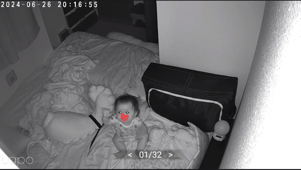 カメラ目線で「よっ」とポーズをキメる娘ちゃん