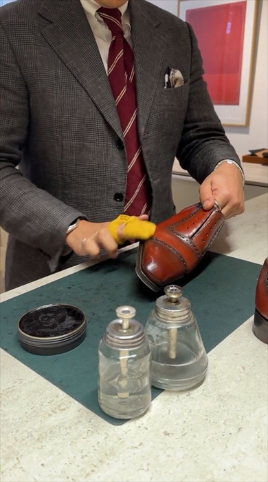 革靴を鏡面磨きでツルツルにする動画