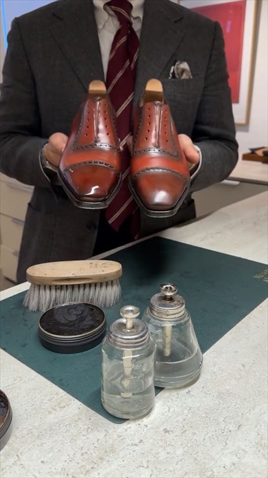 革靴を鏡面磨きでツルツルにする動画