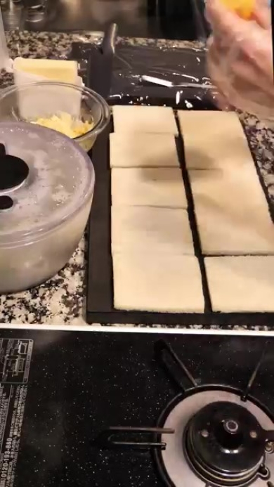 食パンを並べた画像