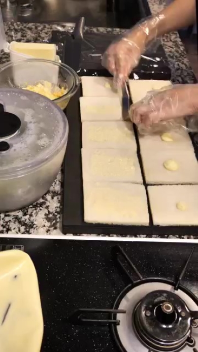 パンにマヨネーズを広げる画像