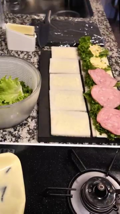 パンに具材を乗せる画像