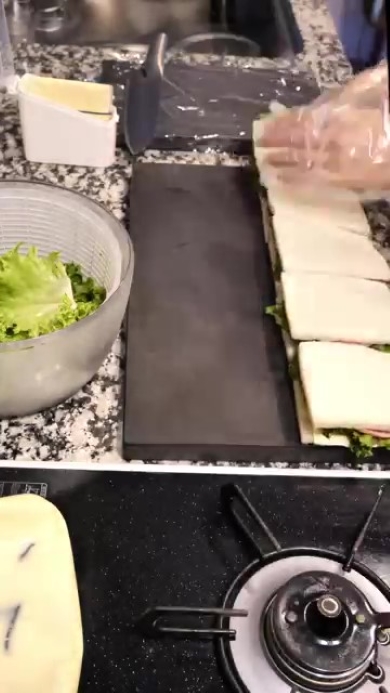 パンを重ねる画像