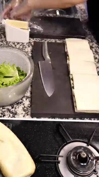 パンを重ねる画像