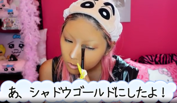 3色のアイシャドウをセレクト