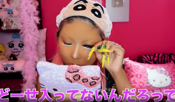 バサバサのつけまつ毛をオン