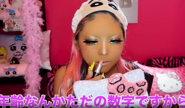 グリッターシャドウやリップで調整