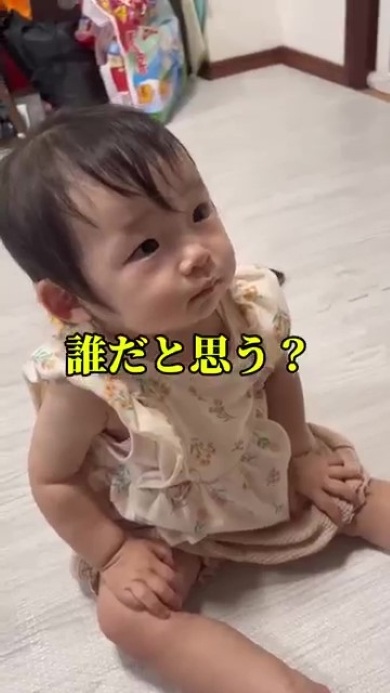 お座りする赤ちゃん