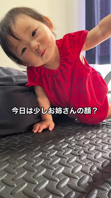 カメラ目線の赤ちゃん