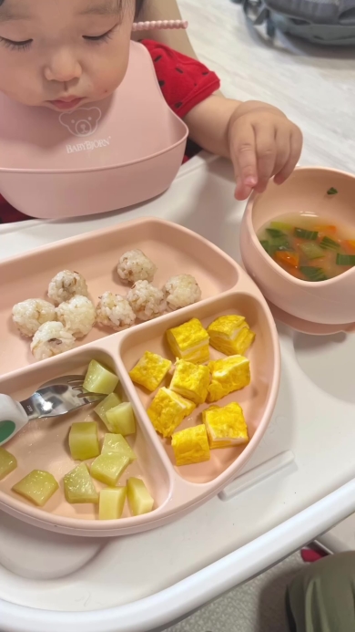 ごはんを食べる赤ちゃん