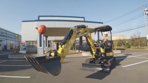 建機のリフティングの才能を披露