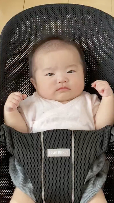 眠そうな赤ちゃん