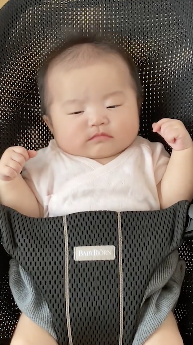 眠そうな赤ちゃん