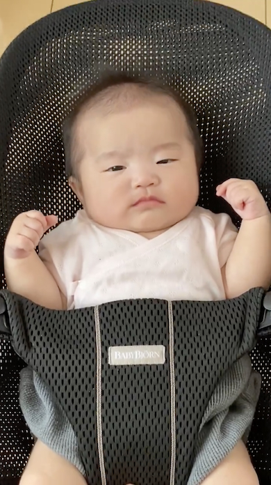 眠そうな赤ちゃん