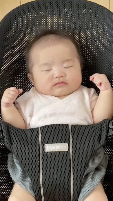 眠そうな赤ちゃん
