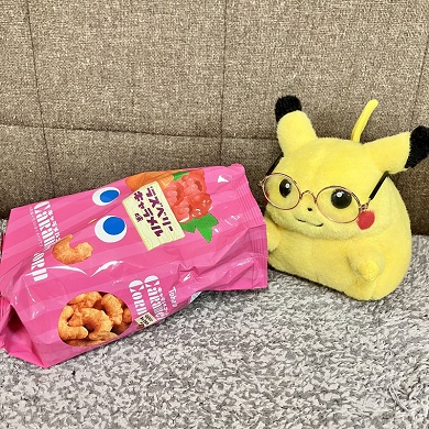 眼鏡をかけたピカチュウがお菓子の袋をあさっている写真