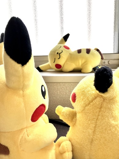 眠っているピカチュウをみんなで見守っている写真
