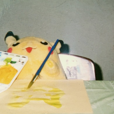 ピカチュウ愛好家が子どもの頃に撮影した筆を持たせている写真