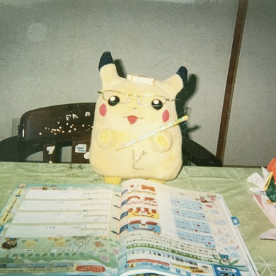 ピカチュウ愛好家が子どもの頃に撮影した眼鏡をかけている写真