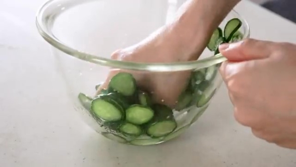 きゅうりをよくもむ画像