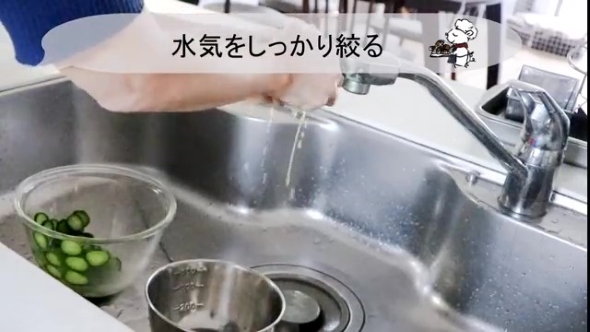 きゅうりの水気を絞る画像