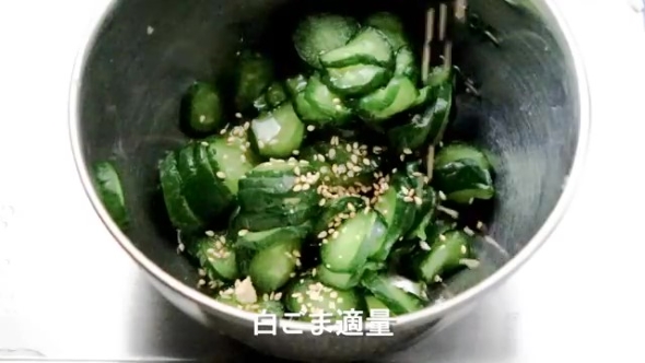 きゅうりの味付けをする画像
