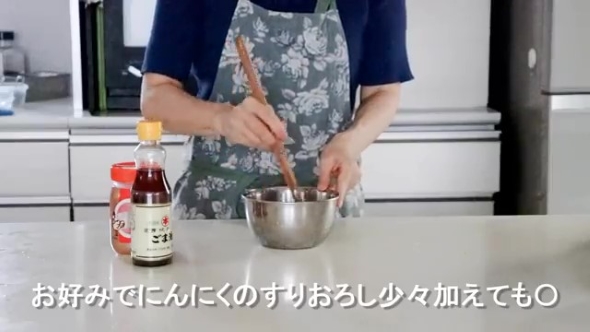 きゅうりの味付けをする画像