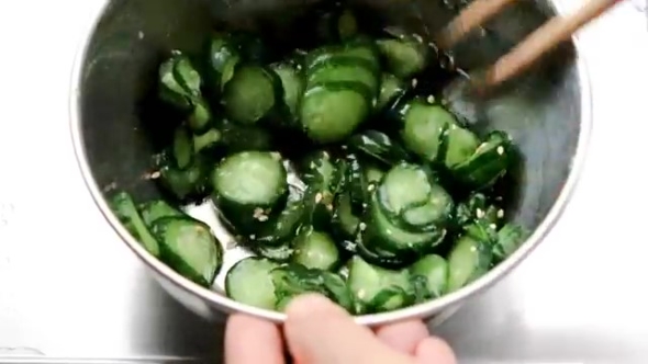 きゅうりの味付けをする画像